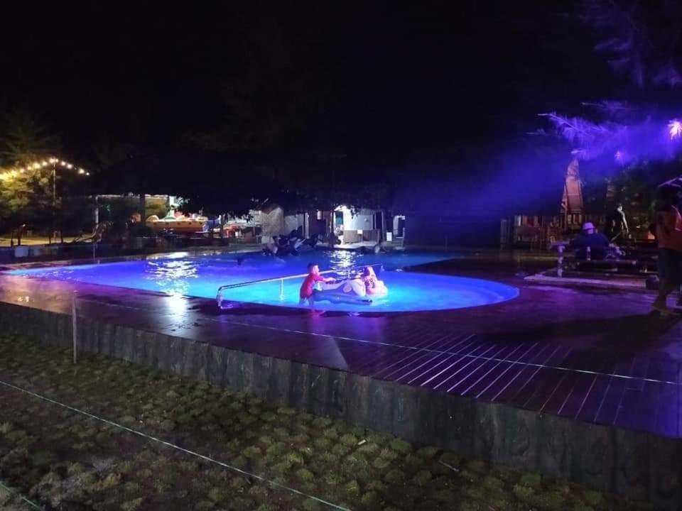 Madu Tiga Beach And Resort Tanjung Pinang Exterior photo