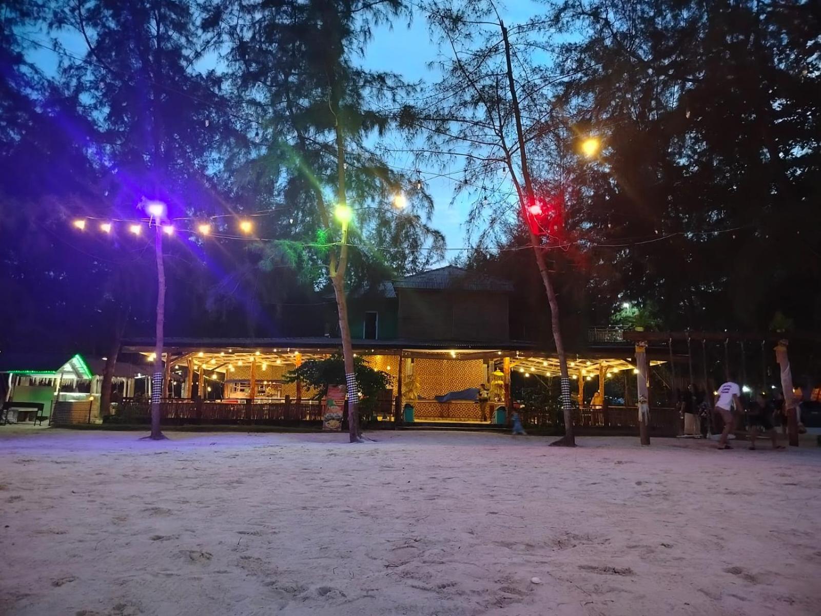 Madu Tiga Beach And Resort Tanjung Pinang Exterior photo